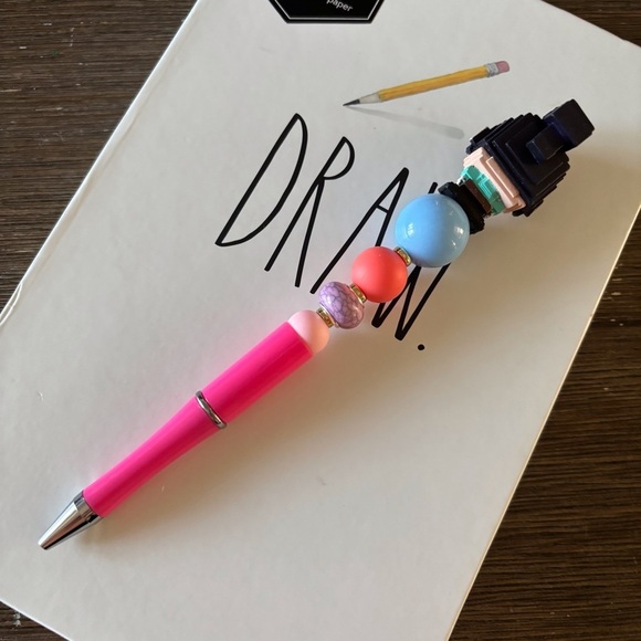 Disney Doorables: Wreak in Ralph: Vanellope von Schweetz handmade beaded pen - Picture 3 of 3